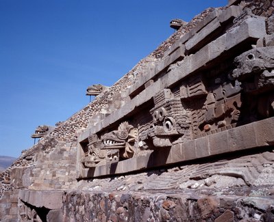 Civilização pré-colombiana: vista do local de Teotihuacan (300 AC-600 AD): o Templo de Quetzalcoatl ou Templo da Cobra Pluma. México de Pre Columbian Pre Columbian