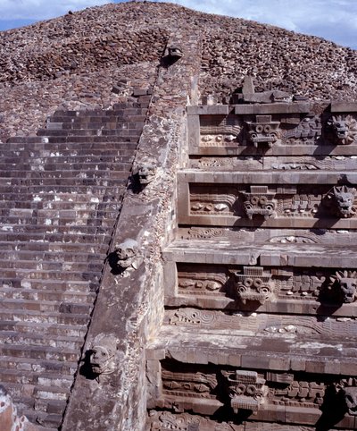 Civilização pré-colombiana: vista do local de Teotihuacan (300 AC-600 AD): o Templo de Quetzalcoatl ou Templo da Cobra Pluma. México de Pre Columbian Pre Columbian