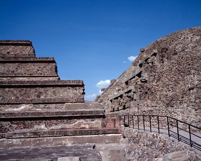 Civilização pré-colombiana: vista do local de Teotihuacan (300 AC-600 AD): o Templo de Quetzalcoatl ou Templo da Cobra Pluma. México de Pre Columbian Pre Columbian