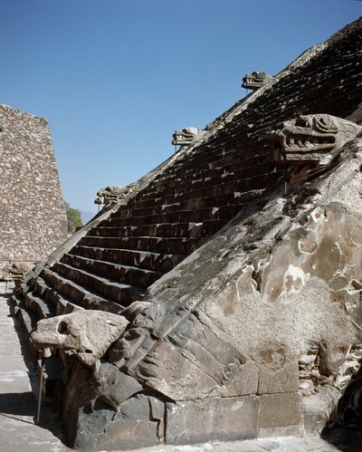 Escadas do templo da Serpente emplumada de Pre Columbian Pre Columbian