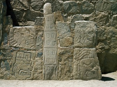 Muro com relevos de guerreiros de Pre Columbian Pre Columbian