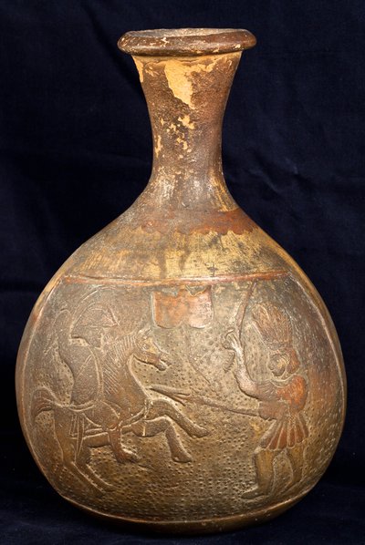 Garrafa com representação de um combate entre um cavaleiro e um guerreiro a pé (terracota) de Precolombian Precolombian