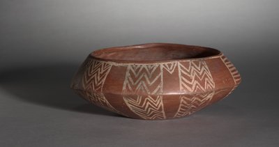 Tigela branca com linhas cruzadas e tartaruga e sol, c.4000-3400 aC de Predynastic Period Egyptian