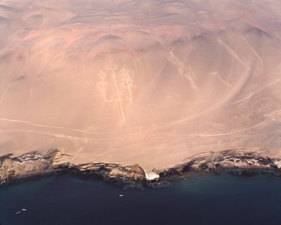 Vista aérea do Candelabro de Paracas ou do Candelabro dos Andes, na Baía de Pisco (1983 - Fotografia) de Prehistoric Prehistoric