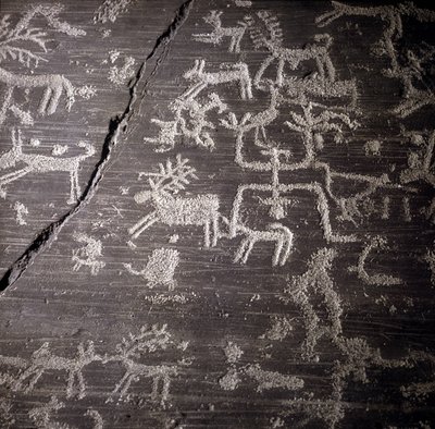 Civilização do Camunni, Pré-história, arte rupestre: pedra tumular, detalhes da grande pedra de Naquane, em Valcamonica (Val camonica).Museo archeologico de Milão de Prehistoric Prehistoric