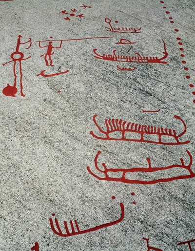 Idade do bronze nórdico: barcos e trenós, esculturas rupestres em Tanum, Suécia de Prehistoric Prehistoric