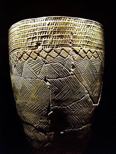 Olaria com decoração "penteada", cerca de 8000 AC do Período Neolítico, Amsa-Dong, Coreia. Fotografia, Museu Nacional de Seul, República da Coreia de Prehistoric Prehistoric