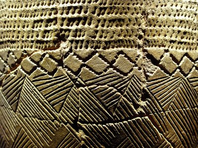 Olaria com decoração "penteada", cerca de 8000 AC do Período Neolítico, Amsa-Dong, Coreia. Fotografia, Museu Nacional de Seul, República da Coreia de Prehistoric Prehistoric