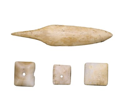 Prehistoire (Neolitique): Ponta da flecha e botões dos ossos. De Cueva Toralla (Lleida) de Prehistoric Prehistoric