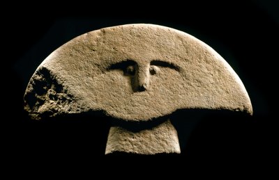 Arte pré-histórica: figura esculpida na Idade do Ferro. 1100-800 BC. La Spezia, Museu Municipal da Civilização Lunigiana de Prehistoric Prehistoric