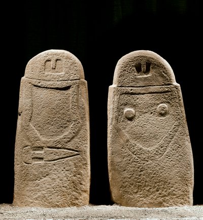 Arte pré-histórica: dois menires de homem e mulher datados da Idade do Ferro do sítio de Lunigiana, perto de La Spezia, Itália. 1100-800 AC. La Spezia, Museo Comunale della Civilta Lunigiana de Prehistoric Prehistoric