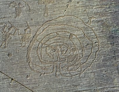 Pré-história, civilização Camunni, arte rupestre: uma grave rocha da representação de guerreiros armas de escudos e espadas, e um labirinto. Período entre o Neolítico e a Idade do Bronze. Roche. 35 Capo di Ponte, Parco nazionale delle incisioni rupestri di de Prehistoric Prehistoric