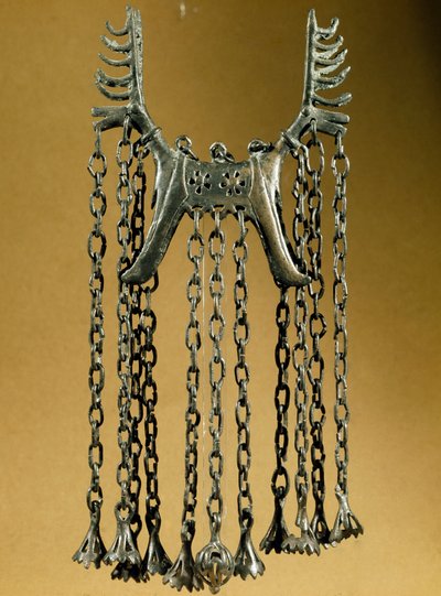 Pré-história: Pingente em forma de Elan com duas cabeças de um local em Dolanlar (Azerbaijão), Idade do Bronze. Baku, Museu de História da Religião do Estado do Azerbaijão de Prehistoric Prehistoric