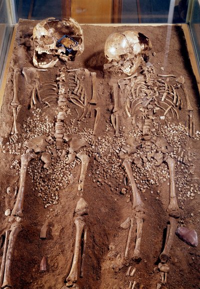 Pré-história: Esqueletos de duas crianças. 30000-25000 BC. Da caverna de Grimaldi. Saint Germain en Laye, Museu Nacional de Arqueologia de Prehistoric Prehistoric