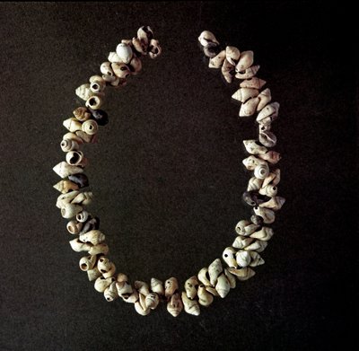 Pré-história, Idade da Pedra: colar de conchas da caverna de Polesine, Venetie. Neolítico médio. Roma, Museo Nazionale Preistorico Etnografico Luigi Pigorini de Prehistoric Prehistoric