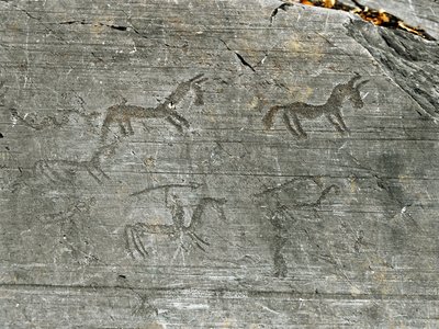 Pré-história, civilização dos Camunni, arte rupestre: uma pedra tumular de uma cena de caça, um caçador agarra-se a uma lança. Período entre o Neolítico e a Idade do Bronze. Capo di Ponte, Parco nazionale delle incisioni rupestri di Naquane, Valcamonica, V de Prehistoric Prehistoric