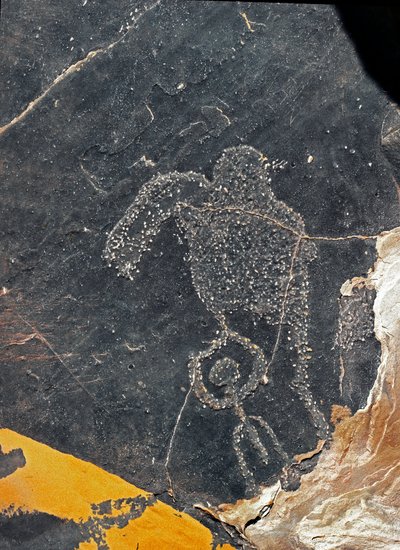 Pré-história, arte rupestre: uma pedra tumular de uma figura humana. Idade da Pedra 5000-2000 AC. Taghit, planalto Haut du Hoggar (Ahaggar), Argélia de Prehistoric Prehistoric
