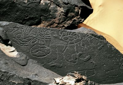 Pré-história, arte rupestre: pedra tumular de formas no estilo da Tazina. Idade da Pedra 5000-2000 AC. Taghit, planalto Haut du Hoggar (Ahaggar), Argélia de Prehistoric Prehistoric