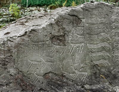 Pré-história, arte rupestre: pedra tumular de representações de cervos, gado. A idade do cobre. Período Eneolítico (calcolítico). Roche n. 1. Cemmo (Brescia) Parco archeologico nazionale dei Massi di Cemmo, Itália. de Prehistoric Prehistoric