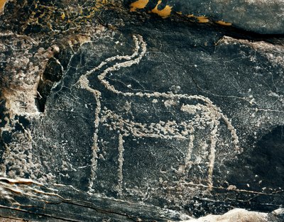 Pré-história, arte rupestre: pedra tumular da representação de um antílope. Idade da Pedra 5000-2000 AC. Taghit, planalto Haut du Hoggar (Ahaggar), Argélia de Prehistoric Prehistoric