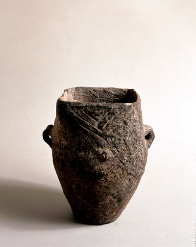 Pré-história: vaso de terracota com abertura quadrada da era neolítica da Caverna Delle Arene em Candide (Ligúria). Pegli, Museo Villa Pallavicini de Prehistoric Prehistoric