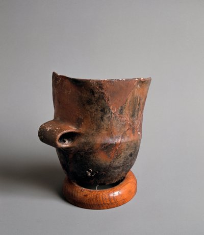 Pré-história: vaso de terracota com abertura quadrada da era neolítica da Caverna Della Pollera (Ligúria). Pegli, Museo Villa Pallavicini de Prehistoric Prehistoric