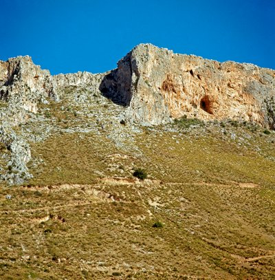 Pré-história: o creta do Monte Palmeto com uma caverna que data do período Paleolítico. Monte Palmeto, Palermo (Palermo), Itália de Prehistoric Prehistoric