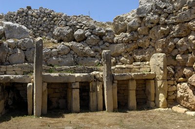 Pré-história: vista do templo megalítico de Ggantija, datado do Neolítico (3500-2600 AC), ilha de Gozo, Malta (foto) de Prehistoric Prehistoric