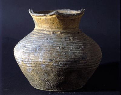 Frasco de terracota do período Jomon (período da pré-história no Japão). Roma, Museu Nacional de Arte Oriental. de Prehistoric Prehistoric