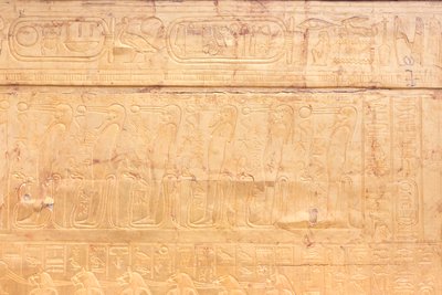 O santuário exterior dourado da câmara funerária de Tutankhamun, Museu Egípcio, Cairo, Egipto de Prehistoric Prehistoric