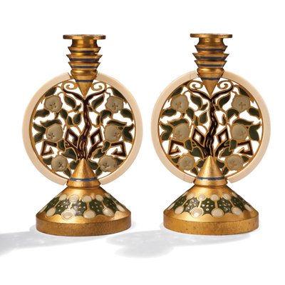 Um par de castiçais de esmalte de bronze dourado e marfim, c.1907 (esmalte de bronze dourado, marfim) de Princess Maria Tenisheva