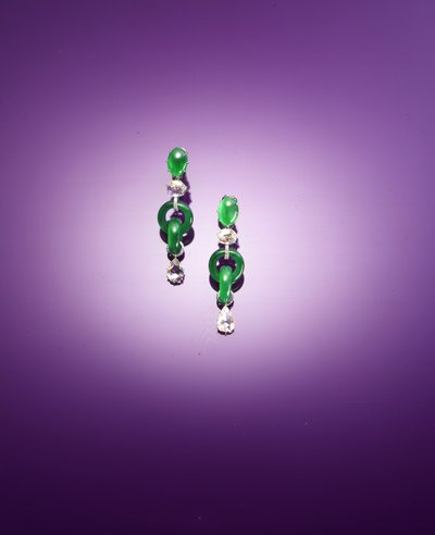 Um par excepcional de brincos pendentes de argola dupla (jadeíte e diamantes) de Qing Dynasty Chinese School