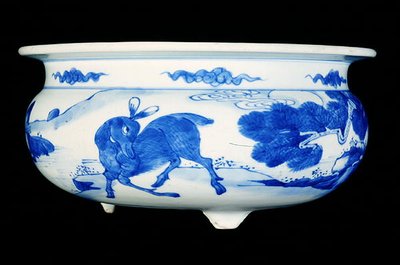 Censador pintado em azul vegetação rasteira com cervos em uma paisagem, período Kangxi (1662-1722) (porcelana) de Qing Dynasty Chinese School