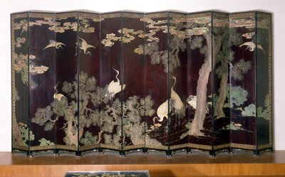 Tela Coromandel representando guindastes, pinheiros e nuvens sobre um fundo preto, 1691 (madeira laqueada) de Qing Dynasty Chinese School