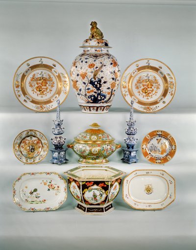 Vaso Balaústre Imari; Prato de armadura de Rosa Mosqueta, c.1724; Cobre e cobre a terrina da Rosa Familiar; Dois vasos de tulipas azuis e brancos; Prato de armadura Rosa Familiar; Prato Imari de Cornelius Prenk; Prato oblongo Rosa Familiar; Canteiro hexago de Qing Dynasty Chinese School