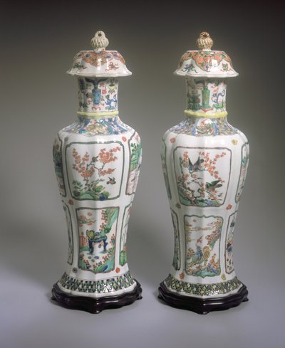 Par de Vasos e Coberturas Familiares de Exportação Chinesa, período Kangxi (1662-1722) (porcelana) (ver também 272196) de Qing Dynasty Chinese School