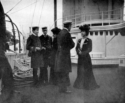 Um grupo no iate real Victoria e Albert III em Copenhague, Suécia, 1908. de Queen Alexandra
