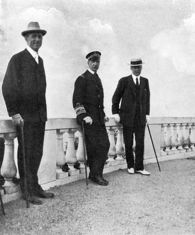 Rei George I da Grécia com o comodoro Keppel e Lord Howe, Corfu, Grécia, 1908. de Queen Alexandra
