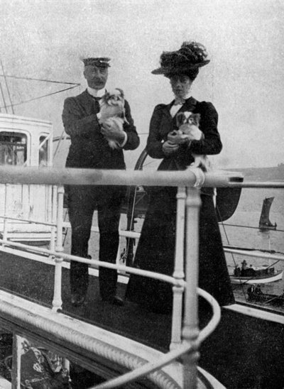 Princesa Victoria 1868-1935 com os cães do Queens, 1908. de Queen Alexandra