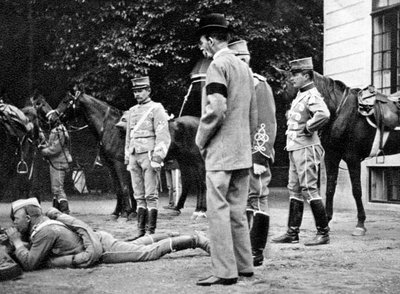 Testando o novo rifle de repetição, 1908. de Queen Alexandra