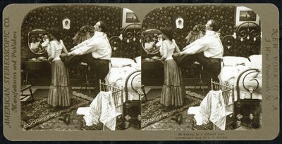 Cartão estereoscópico representando uma mulher a ser atada a um espartilho, publicado pela American Stereoscopic Company de R.Y Young