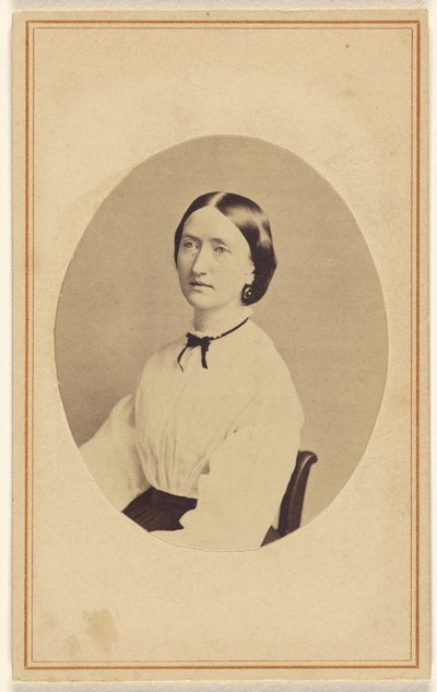 [Mulher não identificada, sentada]. de R. A. Lord