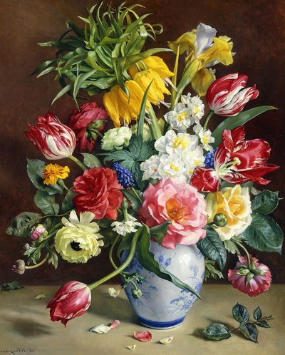 Tulipas, rosas, narcisos e outras flores em um vaso azul e branco de R. Klausner
