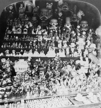 Uma loja de brinquedos em Kyoto, Japão, 1901 de R. Y. Young