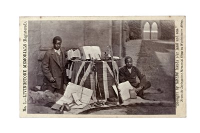 James Chuma e Abdullah Susi com artefatos de David Livingstone, Newstead Abbey, Inglaterra, junho de 1874 (impressão albumen) de R. and Son Allen