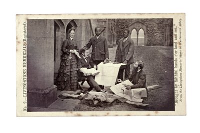 Tom e Agnes Livingstone, Abdullah Susi, James Chuma e Horace Waller, Newstead Abbey, Inglaterra, junho de 1874 (impressão de albume) de R. and Son Allen