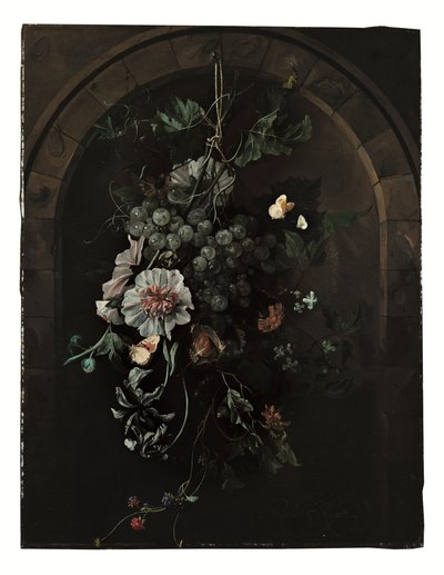 Um ramo de uvas, malvas-rosa, íris, malva, malmequeres africanos, clematis, um castanheiro e amoras com borboletas e outros insectos suspensos diante de um arco de pedra de Rachel Ruysch