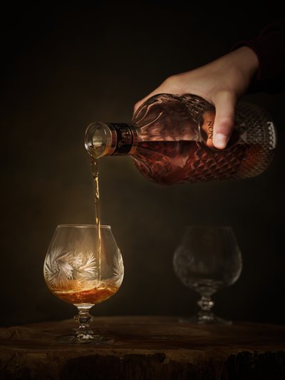 Servir bebidas espirituosas de qualidade de Radek Pohnan