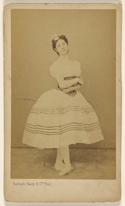 [Bailarina não identificada, de pé]. de Radoult and Vaury and Cie.