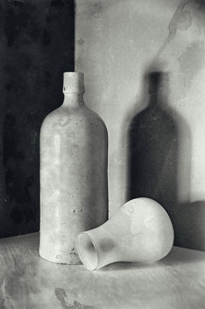 Natureza morta com garrafas vintage de Raffaele Corte